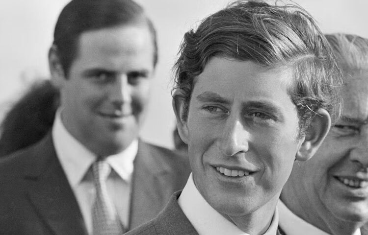 লন্ডনের বাকিংহাম প্রাসাদে যখন চার্লসের জন্ম হয়, তখন পুরো যুক্তরাজ্য আনন্দে মেতেছিল। তিনি ছিলেন রানী দ্বিতীয় এলিজাবেথ ও প্রিন্স ফিলিপের জ্যেষ্ঠ পুত্র। রাজপরিবারে জন্ম নিয়েও ছোটবেলা থেকেই চার্লস ছিলেন নরম মনের, অন্তর্মুখী শিশু। ইটনের পরিবর্তে স্কটল্যান্ডের গর্ডনস্টাউন স্কুলে পাঠানো হয় তাকে, যেখানে কঠোর নিয়ম আর স্বনির্ভরতার শিক্ষা দেওয়া হতো। ঠান্ডা হাওয়ার সেই দিনগুলো তাকে গড়েছিল সহনশীল, সংবেদনশীল এবং দায়িত্ববোধে পরিপূর্ণ এক মানুষ হিসেবে।