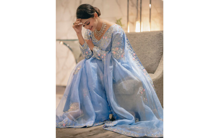 এই লুকের সবচেয়ে বড় আকর্ষণ নিঃসন্দেহে শাড়িটি। অত্যন্ত হালকা, স্বচ্ছ অথচ নরম কাপড়ের ওপর করা হয়েছে সূক্ষ্ম ফুলেল সূচিশিল্প। নীলের সঙ্গে মিশে থাকা গোলাপি ও রুপালি নকশা শাড়িটিকে দিয়েছে অতিরিক্ত দীপ্তি। শাড়ির বর্ডারজুড়ে থাকা ব্রোকারি কাজ নজর কাড়ে প্রথম দেখাতেই।