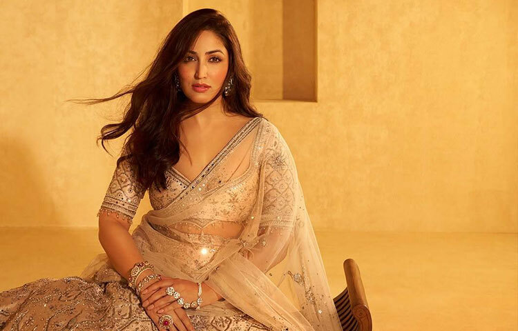 চন্ডীগড়ে বড় হওয়া ইয়ামি গৌতমের শুরুর গল্পটি ঠিক তার মতোই সরল ও স্নিগ্ধ। আইন পড়া হতো তার পরিবারের পরিকল্পনায়, কিন্তু ইয়ামি নিজের মধ্যে আবিষ্কার করেছিলেন আরও আলাদা লাইট-ক্যামেরার সামনে দাঁড়ানোর আলো। খুব ছোট থেকেই নাচ, অভিব্যক্তি আর পারফর্মিং আর্টের প্রতি তার আকর্ষণ তাকে ধীরে ধীরে নিয়ে যায় অভিনয়ের পথে।