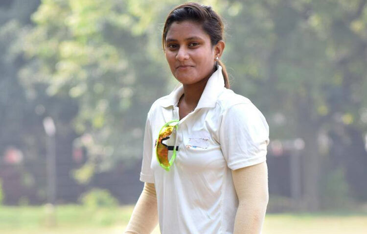 ১৯৯৭ সালের এই দিনে জন্ম নেওয়া তানিয়ার ক্রিকেটপ্রেম শুরু পারিবারিক পরিবেশেই। তার বাবা সঞ্জয় ভাটিয়া নিজেও ছিলেন একজন কিপার-ব্যাটার, যিনি মেয়ের মাঝে নিজের অসম্পূর্ণ স্বপ্নটি খুঁজে পেতেন। আর মা রুবিনা ভাটিয়া ছিলেন সেই স্থির সমর্থন, যিনি ছোটবেলায় ছেলের মতো মেয়েকেও মাঠে দৌঁড়াতে উৎসাহ দিয়েছেন।