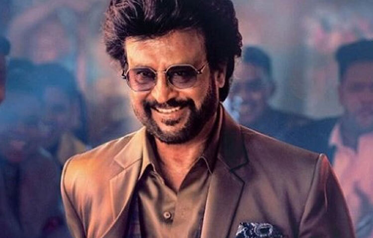 ১৯৫০ সালের এই দিনে তামিলনাড়ুর বাংগালোরে সুপারস্টার রজনীকান্তের জন্ম। ছোটবেলা থেকেই তিনি ছিলেন নিয়মিত ও পরিশ্রমী ছাত্র। তবে জীবনের প্রথম দিনগুলোতে তার লক্ষ্য কখনো বড় পর্দা ছিল না। টানা পরিশ্রম, দৃঢ় সংকল্প এবং জীবনের প্রতি একাগ্রতা তাকে ধীরে ধীরে নিয়ে যায় অভিনেতার পথে।