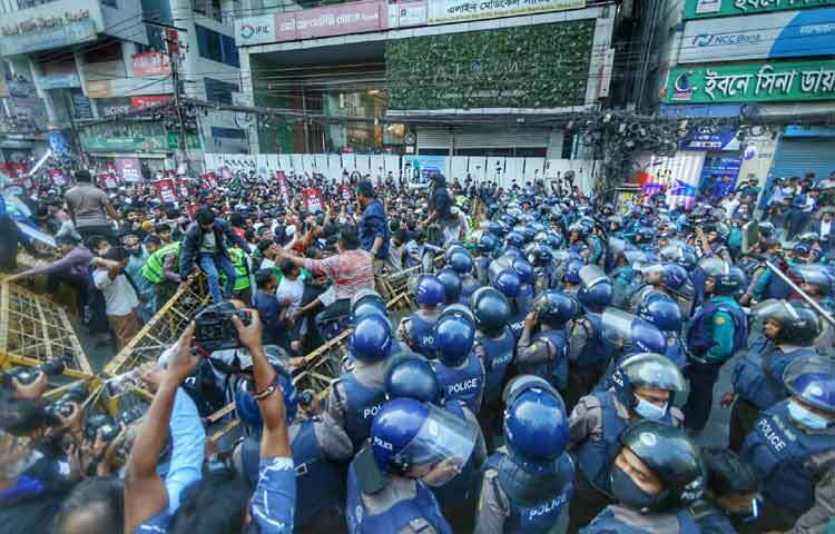 এ সময় উত্তেজিত হয়ে পরেন কর্মসূচি অংশ নেওয়া ছাত্র-জনতা।