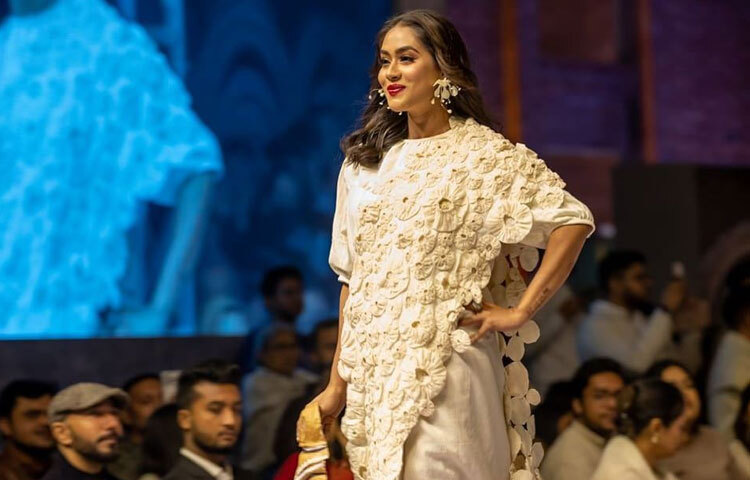 মমর শুরুর গল্প রূপালি পর্দায় নয়, ম্যাগাজিন মডেলিং দিয়ে। সুস্পষ্ট চোখ, মৃদু হাসি আর অভিব্যক্তিতে স্বাভাবিক নিটোলতা তাকে দ্রুতই নজরে আনে। তবে তিনি কখনই শুধুই ‘গ্ল্যামার’ হতে চাননি। আলোর ঝলকানি পেরিয়ে যখন অভিনয়ের দুনিয়ায় এলেন, তখনই বোঝা গেল তার ভেতরের শিল্পী আরও অনেক গভীর।