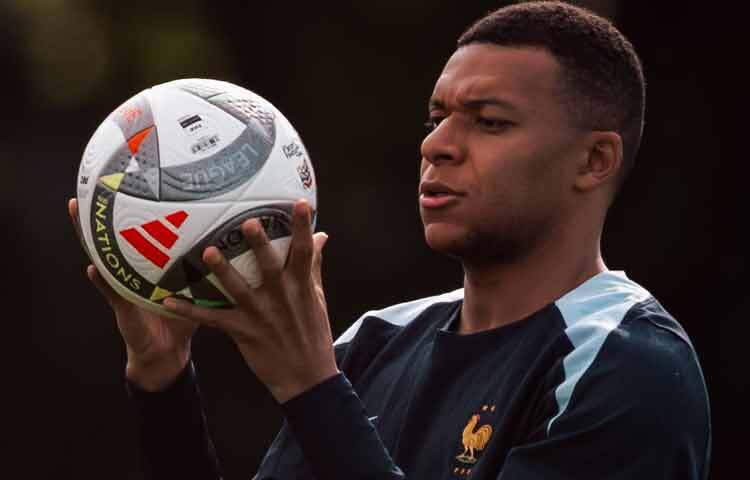 কিলিয়ান এমবাপের ফুটবল যাত্রা শুরু হয় প্যারিসের ছোট এক ক্লাবে। তার বাবা একজন ফুটবল কোচ এবং মা একটি স্পোর্টস এজেন্সির সঙ্গে যুক্ত থাকায় এমবাপের ছোটবেলা থেকেই ফুটবলের পরিবেশে বেড়ে ওঠে। তার চমকপ্রদ গতি এবং বলের সাথে অসাধারণ সামঞ্জস্য তাকে অন্যান্য খেলোয়াড়দের থেকে আলাদা করেছিল। মাত্র ১৭ বছর বয়সে তিনি পিএসজি ক্লাবের মূল দলে সুযোগ পান, যা তার উজ্জ্বল ভবিষ্যতের সূচনা হিসেবে বিবেচিত হয়।