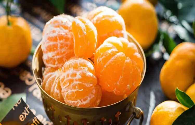 কমলা ভিটামিন ‘সি’-এর সেরা উৎস। নিয়মিত কমলা খেলে শরীরে ভিটামিন ‘সি’র ঘাটতি পূরণ হয়, যা সাদা রক্তকণিকার কার্যকারিতা বাড়িয়ে রোগ প্রতিরোধ ক্ষমতা জোরদার করে। ফলে সর্দি-কাশি, ভাইরাল জ্বর কিংবা মৌসুমি সংক্রমণের ঝুঁকি কমে।