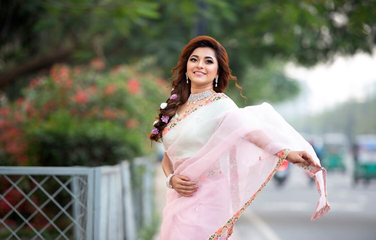 ২০০৮ সাল লিজার জীবনে ছিল এক গুরুত্বপূর্ণ মোড়। এনটিভিতে প্রচারিত জনপ্রিয় সংগীত প্রতিযোগিতা ‘ক্লোজআপ ওয়ান: তোমাকেই খুঁজছে বাংলাদেশ’–এ অংশ নিয়ে তিনি প্রথম স্থান অর্জন করেন। এই বিজয়ের মাধ্যমেই দেশের সংগীতাঙ্গনে তার পরিচিতি ছড়িয়ে পড়ে। তরুণ বয়সেই লিজার কণ্ঠে ছিল পরিণত ভাব, যা বিচারক ও দর্শক দু’পক্ষকেই মুগ্ধ করেছিল।