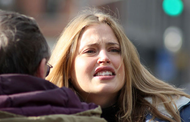 এস্টেলা ডন ওয়ারেনের জীবনের প্রথম অধ্যায় গড়ে ওঠে পানির নিচে। ছোটবেলা থেকেই সিঙ্ক্রোনাইজড সাঁতারে তার অসাধারণ দক্ষতা চোখে পড়ে। এই খেলাটি শুধু শারীরিক সক্ষমতার নয়, বরং নিখুঁত সময়জ্ঞান, মানসিক স্থিরতা ও দলগত বোঝাপড়ার এক কঠিন পরীক্ষা। আন্তর্জাতিক পর্যায়েও কানাডার হয়ে প্রতিনিধিত্ব করার অভিজ্ঞতা তাকে শিখিয়েছে সাফল্য আসে নিয়ম, পরিশ্রম আর আত্মসংযম থেকে। এই ক্রীড়াজীবনই তার ব্যক্তিত্বে তৈরি করে দৃঢ়তা, যা পরবর্তী জীবনের প্রতিটি ধাপে কাজে লেগেছে।