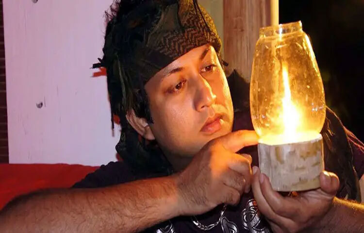 সাতক্ষীরার কালিগঞ্জ উপজেলা থেকে আসা এই অভিনেতা বাংলা সিনেমায় প্রায় ২০০টি ছবিতে অভিনয় করে নিজেদের জনপ্রিয়তায় বিশেষ স্থান করে নিয়েছেন।