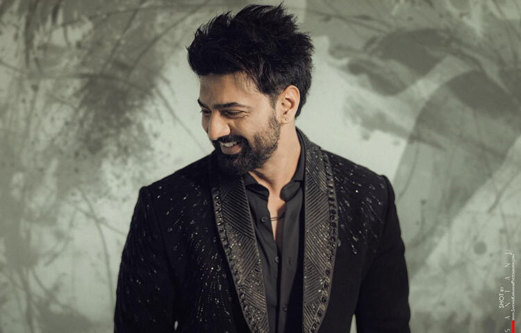 ছোটবেলায় দেবের ডাকনাম ছিল রাজু এবং পড়াশোনার পাশাপাশি তিনি অভিনয়ের প্রতি আগ্রহ পোষণ করতেন। পরে মুম্বাইতে গিয়ে তিনি একটি অভিনয় কোর্স করেন, যা তার নন্দিত অভিনয়জগতের প্রথম ধাপ হিসেবে কাজ করে।