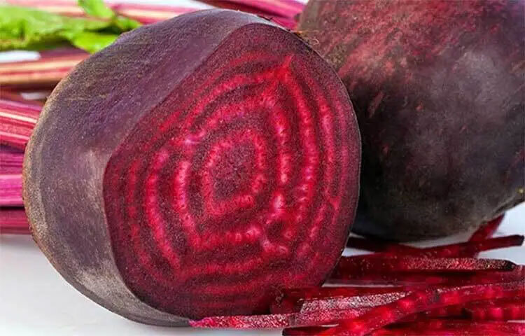 শুধু হজমেই সহায়ক নয়, রক্তস্বল্পতা দূর করা থেকে শুরু করে শরীর গরম রাখা ও রোগ প্রতিরোধ ক্ষমতা বাড়াতে শীতকালে বিটরুট খাওয়ার উপকারিতা অনস্বীকার্য।