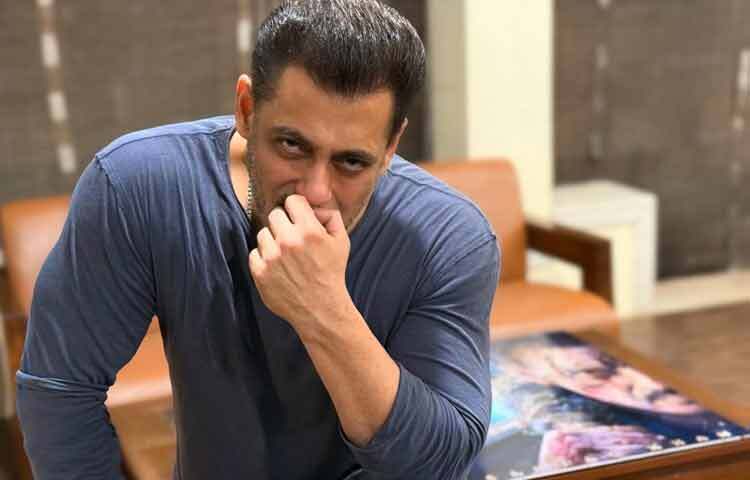 সালমান খানের তারকাখ্যাতি শুরু হয় নব্বইয়ের দশকে। কিন্তু মজার বিষয় হলো তিনি প্রথম থেকেই শুধু ‘নায়ক’ ছিলেন না, ছিলেন স্বপ্নের প্রতীক। সাধারণ মধ্যবিত্ত পরিবারের ছেলেরা তার মধ্যে খুঁজে পেয়েছে সাহস, বেয়াড়া আত্মবিশ্বাস আর নিজস্ব স্টাইল। তার হাঁটা, কথা বলা, পোশাক সবকিছুতেই ছিল একটা ‘আমি যেমন, তেমনই’ ভাব।