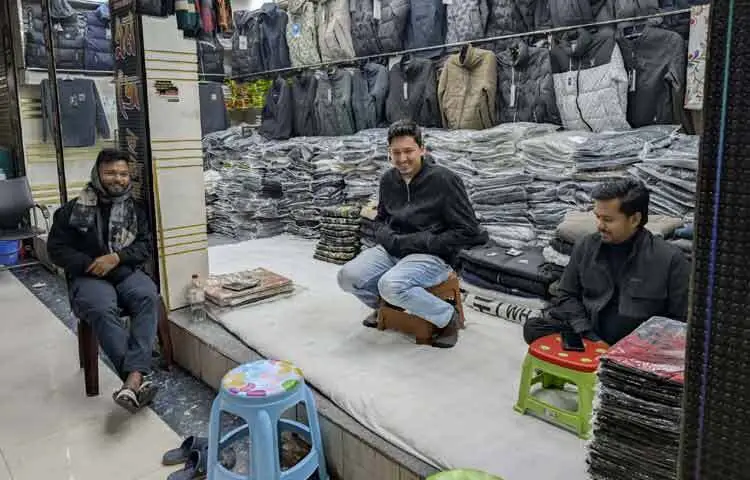 সকাল থেকে সন্ধ্যা পর্যন্ত দোকান খোলা থাকলেও অধিকাংশ দোকানির সময় কাটছে অলস বসে। কেউ মোবাইল স্ক্রল করছেন, কেউবা পাশের দোকানির সঙ্গে গল্পে মেতে উঠছেন। মাঝে মাঝে দু-একজন ক্রেতা এলেও তারা বেশিরভাগই দাম শুনে ফিরে যাচ্ছেন, কিংবা শুধু দেখে চলে যাচ্ছেন। যে ব্যস্ততা, কোলাহল আর দরদাম নিয়ে উত্তেজনার দৃশ্য এই মার্কেটের পরিচিত রূপ, তা এখন প্রায় উধাও।