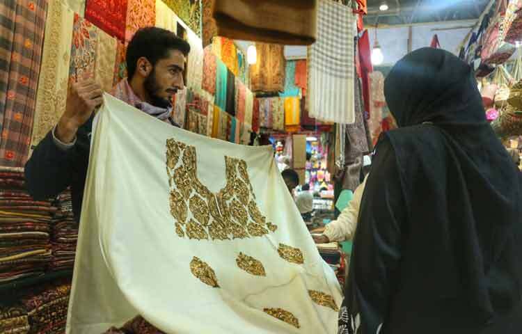 শুধু ঘুরে দেখা নয়, প্রয়োজনমতো পছন্দের সামগ্রী কিনে নেওয়াও তাদের আনন্দকে দ্বিগুণ করছে।