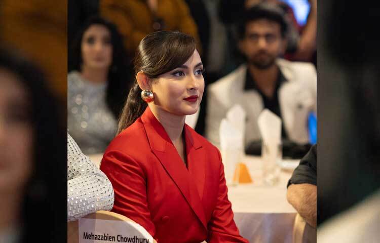 ছোটপর্দার এই অভিনেত্রী সব সময় তার কাজ নিয়ে আলোচনায় থাকেন। সম্প্রতি চট্টগ্রাম নগরে শোরুম উদ্বোধনের অনুষ্ঠানে গিয়ে বাধার মুখে পরেন তিনি। এ ঘটনার ফলে আবারও খবরের শিরোনাম হয়েছেন তিনি।