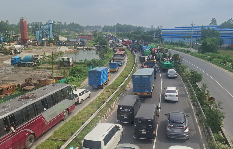 সকাল থেকেই ঢাকা-টাঙ্গাইল-যমুনা সেতু মহাসড়কের টাঙ্গাইল অংশে দেখা গেছে তীব্র যানজট। আশেরপুর বাইপাস থেকে যমুনা সেতু পর্যন্ত প্রায় ২২ কিলোমিটার এলাকাজুড়ে গাড়ির দীর্ঘ সারি। ঘণ্টার পর ঘণ্টা একই জায়গায় দাঁড়িয়ে থাকতে থাকতে হাঁপিয়ে উঠেছেন যাত্রী ও চালকেরা।