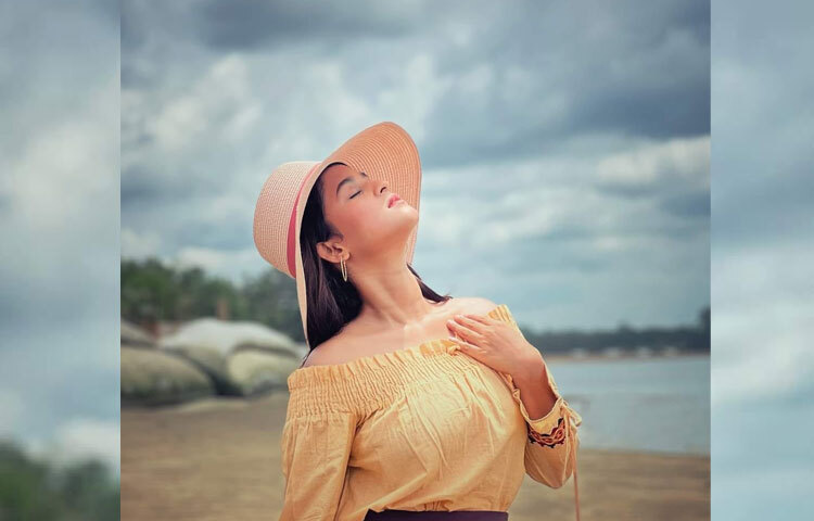 মায়াবী চাহনি। মুখে রাজ্যের একরাশ হাসি লেগেই থাকে। ভক্তরা তার হাসিতে কুপোকাত তো বটেই, মুগ্ধ অভিনয়েও। তার প্রমাণ রেখেছেন ‘কাজলরেখা’ সিনেমায় দুর্দান্ত অভিনয়ে। ছবি: ফেসবুক থেকে