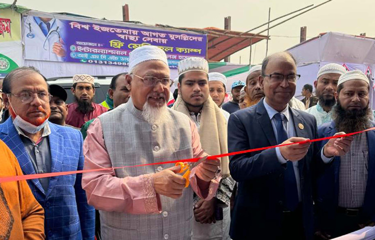 গাজীপুরের টঙ্গীতে অলিম্পিয়া উচ্চ বিদ্যালয় মাঠে বিশ্ব ইজতেমায় আগত মুসল্লিদের স্বাস্থ্যসেবায় ফ্রি মেডিকেল ক্যাম্প উদ্বোধন করেন ধর্মমন্ত্রী মো. ফরিদুল হক খান। ছবি: পিআইডি