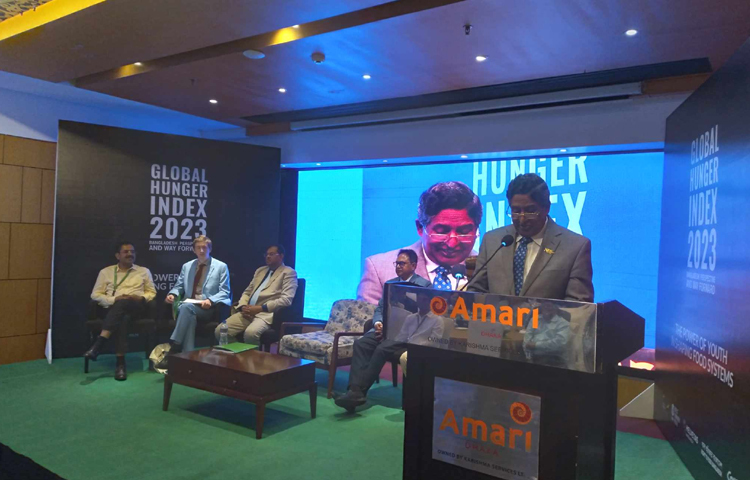 আজ গুলশানের আমারি হোটেলে ‘বিশ্ব ক্ষুধা সূচক ২০২৩ বাংলাদেশ পরিপ্রেক্ষিত এবং ভবিষ্যৎ করণীয়’ শীর্ষক এক অনুষ্ঠানে প্রধান অতিথি হিসেবে বক্তব্যে রাখেন আওয়ামী লীগের সভাপতিমণ্ডলীর সদস্য ও সাবেক কৃষিমন্ত্রী ড. আব্দুর রাজ্জাক। ছবি: নাজমুল হোসেন বাপ্পি