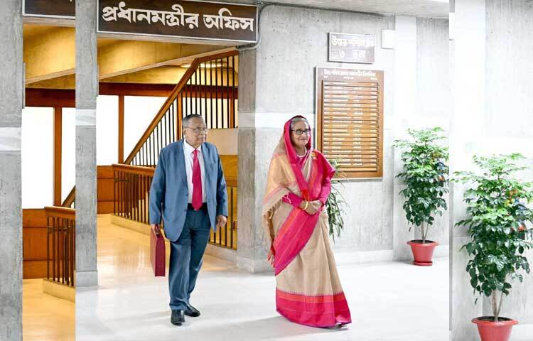 প্রধানমন্ত্রী শেখ হাসিনা ও অর্থমন্ত্রী আবুল হাসান মাহমুদ আলী বৃহস্পতিবার জাতীয় সংসদ ভবনের অধিবেশন কক্ষে প্রবেশ করেন। এ সময় অর্থমন্ত্রীর হাতে ছিল ঐতিহ্যবাহী লাল ব্রিফকেস। ছবি : সংগৃহীত