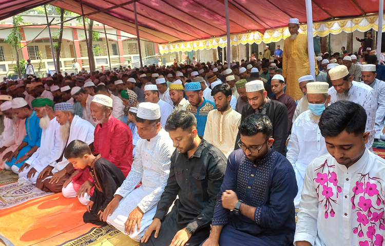 হাজীগঞ্জের পীরের অনুসারী হিসেবে ১৯২৮ সাল থেকে তার পরিবারের সদস্যরা নির্ধারিত তারিখের একদিন আগেই ঈদ উদযাপন করছেন। ছবি: শরীফুল ইসলাম