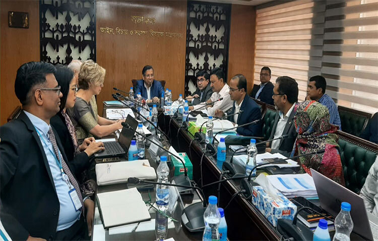 বাংলাদেশ শ্রম আইন সংশোধনে আন্তর্জাতিক শ্রম সংস্থার (আইএলও) সঙ্গে ৪১টি পয়েন্ট নিয়ে বিস্তারিত আলোচনা চলছে বলে জানিয়েছেন আইন বিচার ও সংসদবিষয়ক মন্ত্রী আনিসুল হক। ছবি: জাগো নিউজ