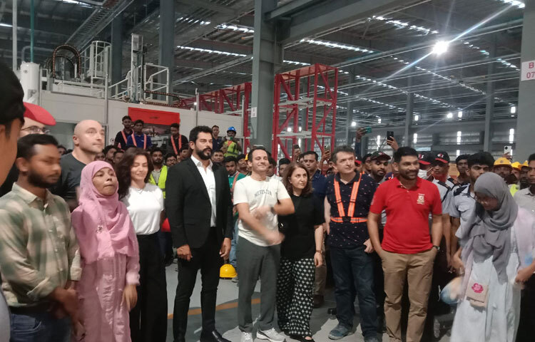 পরে আরও এক ভিডিও বার্তায় অভিনেতা বলেন, ‘আমি আগামী ২৬ মে গুলশান ১ নম্বরে সিঙ্গারের বেকো স্টোরে থাকব। আপনাদের সঙ্গে দেখা হবে।’ ছবি: ইনস্টাগ্রাম থেকে