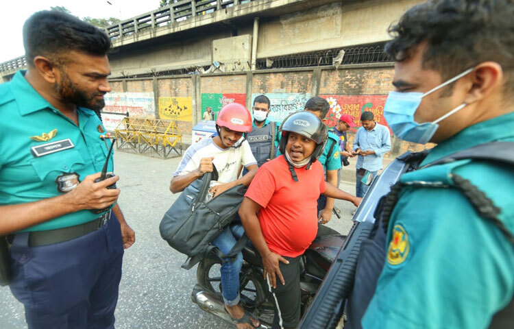 বিশেষ করে বিকেল থেকে রাত পর্যন্ত চলাচলকারী মোটরসাইকেল ও সন্দেহভাজন ব্যক্তিদের প্রতি নজরদারি বাড়ানো হয়েছে।