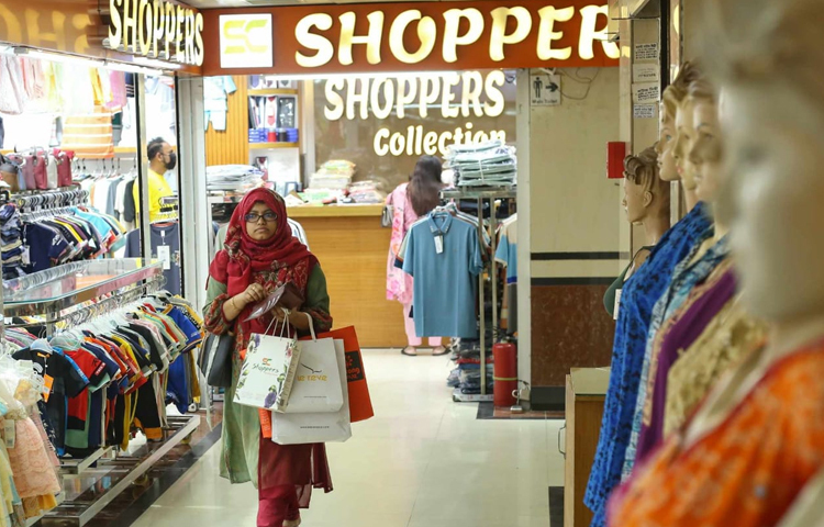 শপিং শেষে ক্লান্ত হয়ে ফিরছেন তরুণী। ছবি: মাহবুব আলম