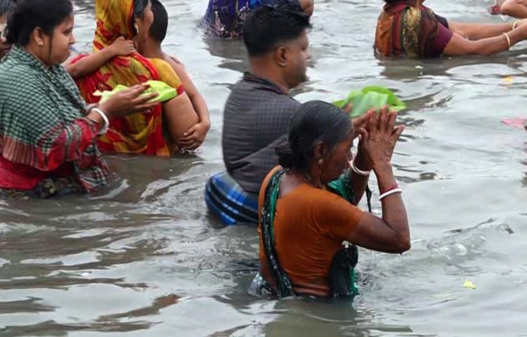 পাপমুক্তির আশায় নদীতে স্নান করেন তারা। ছবি: বি.এম খোরশেদ