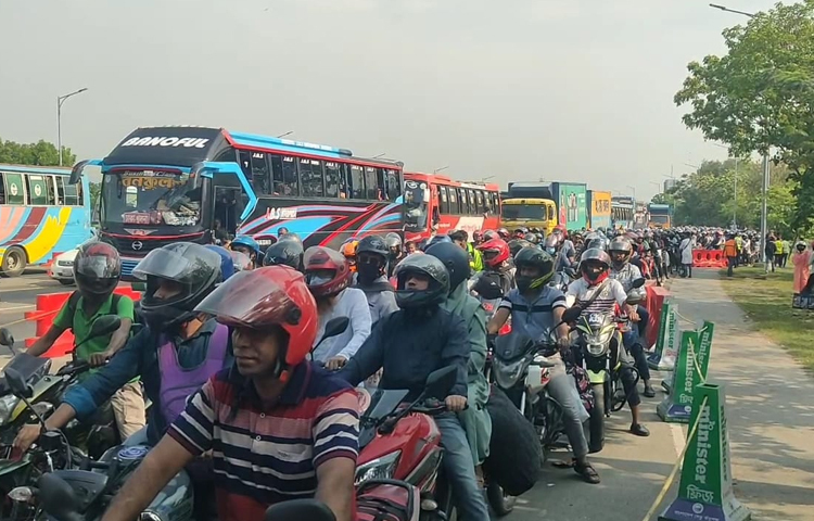 মাওয়া প্রান্তে মোটরসাইকেলের চাপ থাকায় বুথ বাড়িয়ে ২টি করা হয়েছে। এখানে সর্বমোট ৭টি বুথ থেকে টোল আদায় হচ্ছে। ছবি: আরাফাত রায়হান সাকিব