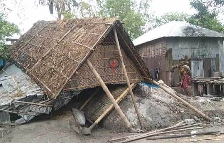 নীলফামারীর ডিমলা উপজেলার খালিশা চাপানি এলাকায় কালবৈশাখী ঝড়ে লন্ডভন্ড হয়ে গেছে ৩০০ ঘরবাড়ি। ছবি: ইব্রাহিম সুজন