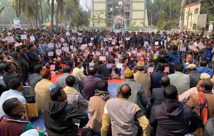 এ সময় আলুচাষিরা বিক্ষোভে ফেটে পড়েন।