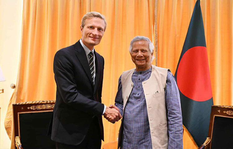 বাংলাদেশে আশ্রয় নেওয়া ১৩ লাখ রোহিঙ্গার জন্য খাদ্য সহায়তা অব্যাহত রাখার অঙ্গীকার পুনর্ব্যক্ত করেছেন বিশ্ব খাদ্য কর্মসূচি (ডব্লিউএফপি)-এর ভারপ্রাপ্ত নির্বাহী পরিচালক কার্ল স্কাউ। ছবি: সিএ প্রেস উইং