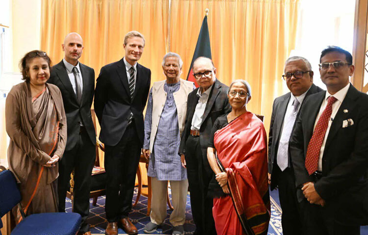 ইতালির রাজধানী রোমের এক হোটেলে বাংলাদেশ সরকারের প্রধান উপদেষ্টা অধ্যাপক ড. মুহাম্মদ ইউনূসের সঙ্গে সাক্ষাৎকালে তিনি এ প্রতিশ্রুতি দেন। ছবি: সিএ প্রেস উইং