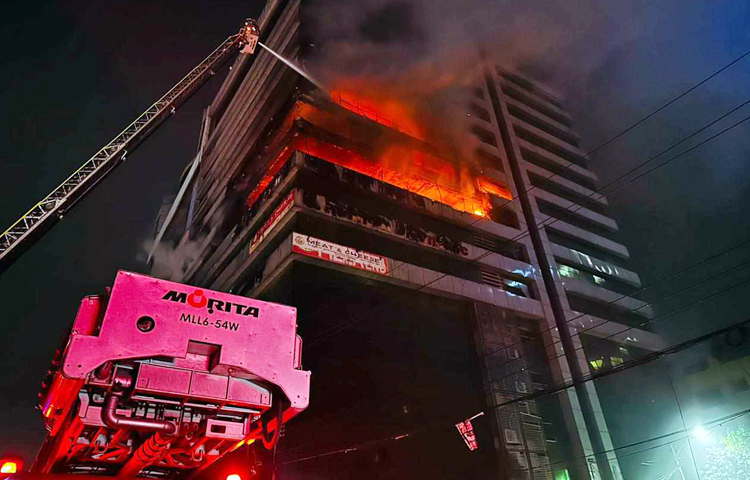 রাজধানীর উত্তরার ৭ নম্বর সেক্টরের সাইদ গ্র্যান্ড সেন্টারে ভয়াবহ অগ্নিকাণ্ডের ঘটনা ঘটেছে। তিন ঘণ্টার চেষ্টায় ফায়ার সার্ভিসের ২৪টি ইউনিট আগুন নিয়ন্ত্রণে আনে। ভবনটিতে অগ্নিনির্বাপণে তেমন কোনো ব্যবস্থা না থাকায় একাধিকবার নোটিশ দেওয়া হয়। তবে তারা কোনো কর্ণপাত করেনি। আজ সকালে আগুন নিয়ন্ত্রণের পর ঘটনাস্থলে সাংবাদিকদের এসব কথা বলেন ফায়ার সার্ভিস ও সিভিল ডিফেন্স অধিদপ্তরের পরিচালক (অপারেশন্স অ্যান্ড মেইনটেনেন্স) লে. কর্নেল মোহাম্মদ তাজুল ইসলাম চৌধুরী। ছবি- জাগো নিউজ