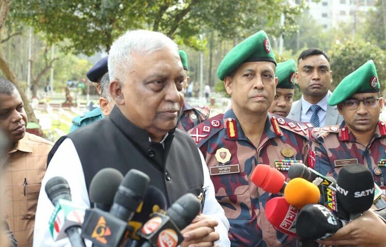 পিলখানায় হত্যাকাণ্ডের চূড়ান্ত বিচার দ্রুত শেষ হবে বলে আশা প্রকাশ করেছেন স্বরাষ্ট্রমন্ত্রী আসাদুজ্জামান খান কামাল। তিনি বলেন, পিলখানায় একটি বড় হত্যাকাণ্ড হয়েছিল। বিচারের জন্য এগুলোকে একটা কাঠামোতে আনতে হবে। তদন্ত শেষ করা একটা বিরাট কর্মকাণ্ড ছিল। এগুলো শেষ হয়েছে। কাজেই চূড়ান্ত বিচার হয়তো অল্পদিনের মধ্যে শেষ হয়ে যাবে, আমরা আশা করছি। আজ সকালে বনানীর সামরিক কবরস্থানে পিলখানায় শহীদদের কবরে পুষ্পস্তবক অর্পণ শেষে সাংবাদিকদের প্রশ্নের জবাবে তিনি এসব কথা বলেন। ছবি- সংগৃহীত