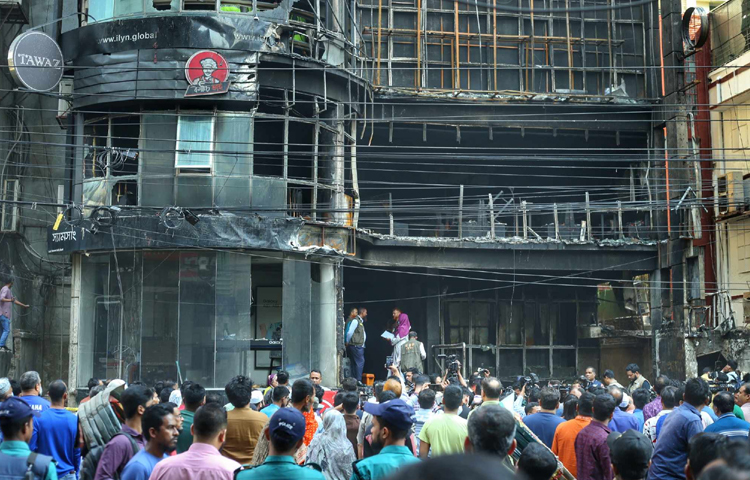 ভয়াবহ অগ্নিকাণ্ডের সেই ভবন দেখতে উৎসুক জনতার ভিড়। ছবি: মাহবুব আলম