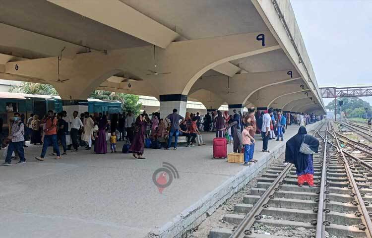 ট্রেনের জন্য অপেক্ষা করছেন যাত্রীরা। ছবি: নাহিদ সাব্বির