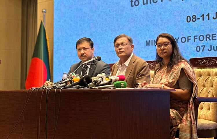 রিজার্ভে চীনের সহযোগিতার বিষয়ে বাংলাদেশের পক্ষ থেকে ‘অফিসিয়াল কোনো আলোচনা বা প্রস্তাব নেই’ বলে জানিয়েছেন পররাষ্ট্রমন্ত্রী ড. হাছান মাহমুদ। তিনি বলেছেন, তবে চীনের বিনিয়োগকারীরা কিংবা অন্য যে কোনো বিদেশি ব্যাংক বা রাষ্ট্র চাইলে বাংলাদেশের কেন্দ্রীয় ব্যাংকে টাকা রাখতে পারে। অনেক দেশের সেন্ট্রাল ব্যাংকেই এভাবে টাকা রাখা হয়। আজ দুপুরে পররাষ্ট্র মন্ত্রণালয়ে প্রধানমন্ত্রীর চীন সফর নিয়ে আয়োজিত সংবাদ সম্মেলনে তিনি এসব কথা বলেন। ছবি- সংগৃহীত