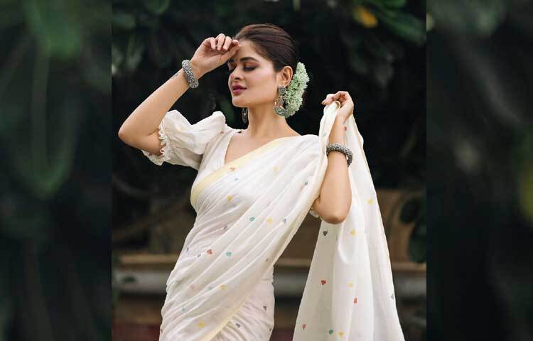 হালকা সাজের সঙ্গে খোঁপায় থাকা গাঁজরা যেন অভিনেত্রী সৌন্দর্য আরও বাড়িয়ে তুলেছে। ছবি: ইনস্টাগ্রাম