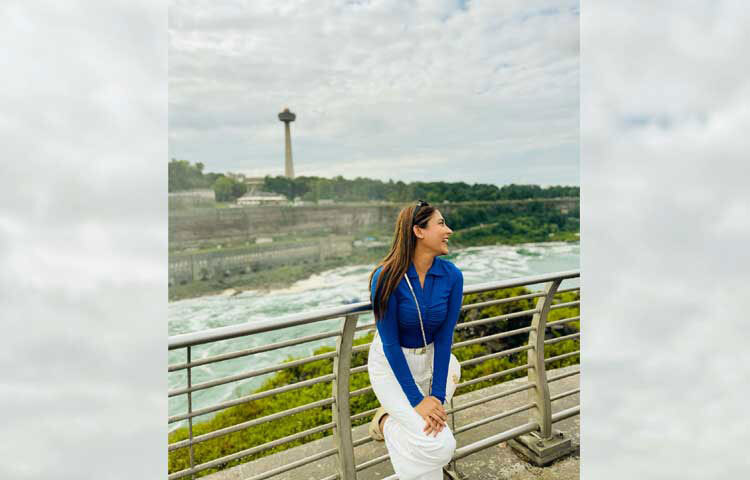 সম্প্রতি নীল রঙের টপসের সঙ্গে সাদা প্যান্ট পড়া কিছু ছবি শেয়ার করেছেন মেহজাবীন। ছবি: ফেসবুক থেকে