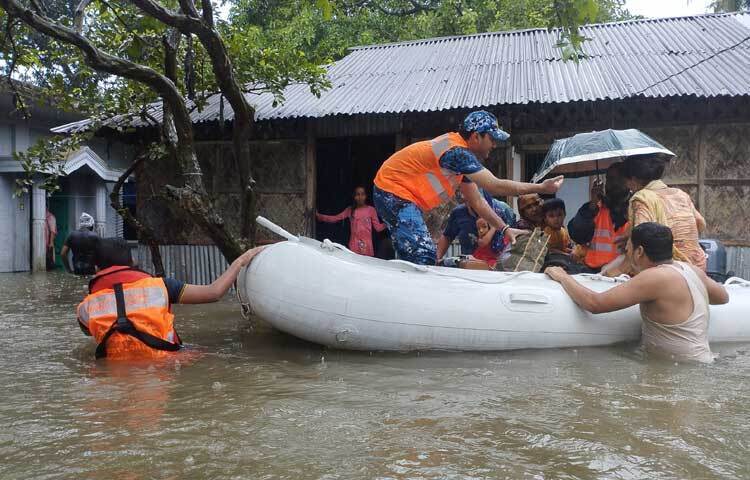 ফেনী জেলার বন্যার্তদের উদ্ধার ও ত্রাণ সহায়তা কার্যক্রম পরিচালনা করছে বাংলাদেশ কোস্টগার্ড। ছবি: তৌহিদুজ্জামান তন্ময়