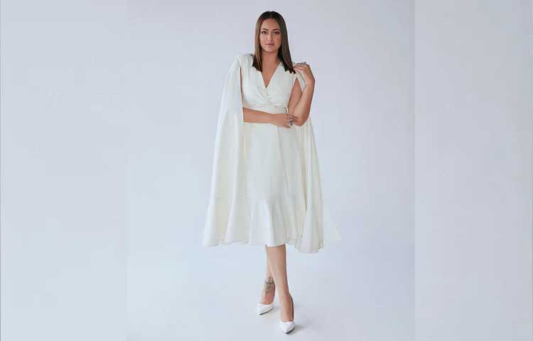 সাদা কেপ ড্রেসের সঙ্গে ম্যাচিং পাম্প হিল পরেছেন সোনাক্ষী সিনহা। ছবি: ইনস্টাগ্রাম