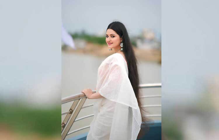 সাদাশাড়ি আর হালকা সাজে অপরূপ পরী। ছবি: ফেসবুক থেকে