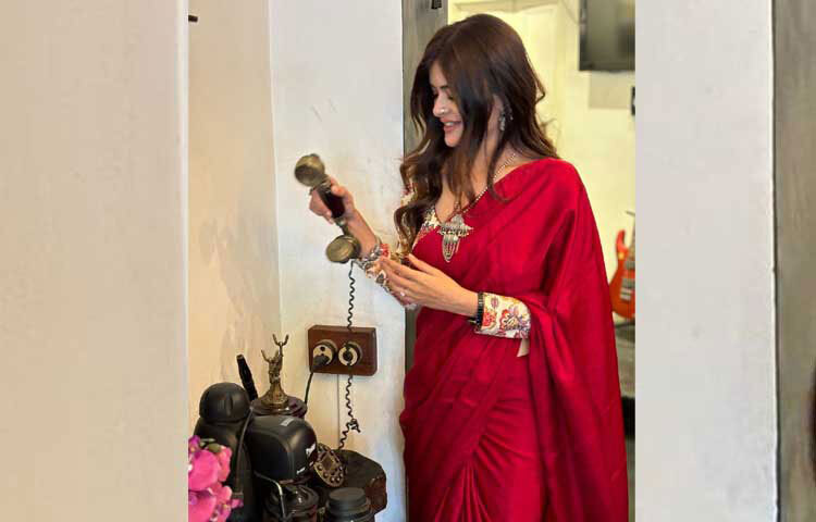 ফুলহাতা প্রিন্টের ব্লাউজের সঙ্গে একরঙা মেরুন শাড়িতে বেশ সুন্দর লাগছিল তাকে। ছবি: ইনস্টাগ্রাম