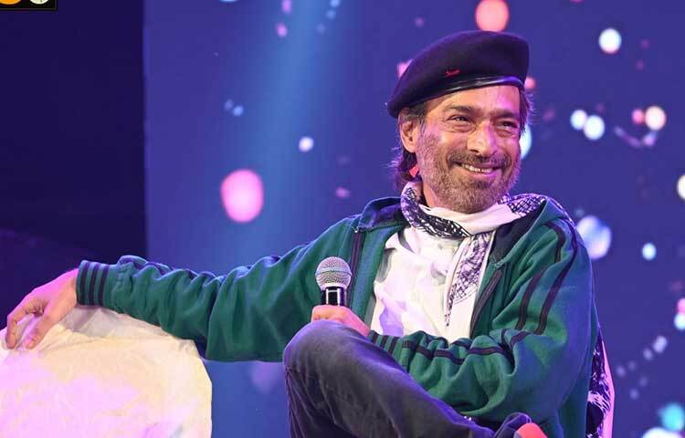 গুণী এই শিল্পীর পৈতৃক বাড়ি বাংলাদেশের পিরোজপুর জেলার ভান্ডারিয়ায়। পড়াশোনা করেছেন উত্তর কলকাতার মণীন্দ্র কলেজে। ছোটবেলা থেকেই গান লেখা শুরু, সেই সঙ্গে নিজের মতো করে গান চর্চা।