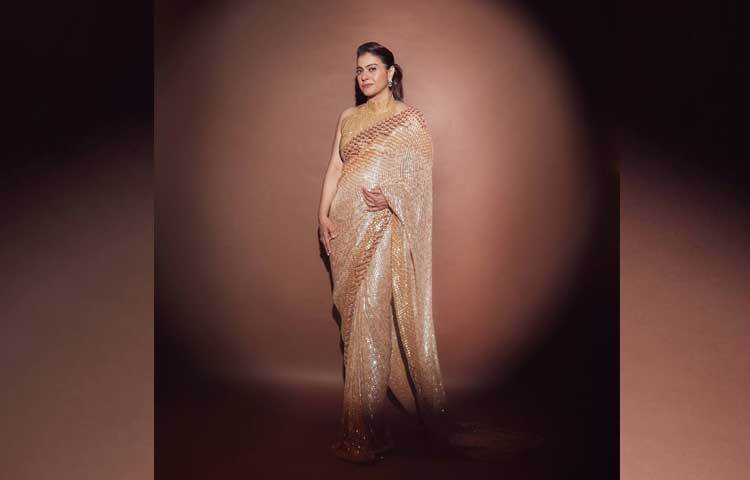 কাজলের পছন্দের পোশাক শাড়ি। বিভিন্ন সময়েই ইনস্টাগ্রামে শাড়ি পরা ছবি শেয়ার করেন তিনি। ছবি: ইনস্টাগ্রাম