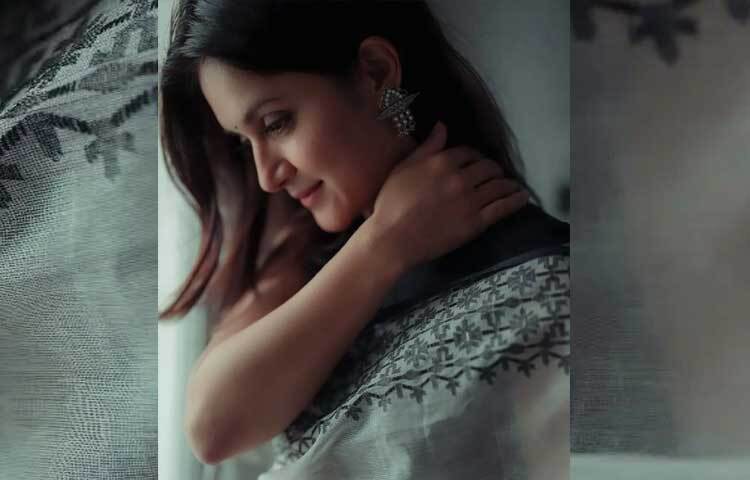 সাদাকালো শাড়ি পরা বেশকিছু ছবি শেয়ার করেছেন সফল এই অভিনেত্রী। ছবি: ফেসবুক থেকে