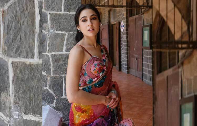 স্লিভলেস ব্লাউজের সঙ্গে রঙিন শাড়িতে অপরূপ নায়িকা। ছবি: ইনস্টাগ্রাম