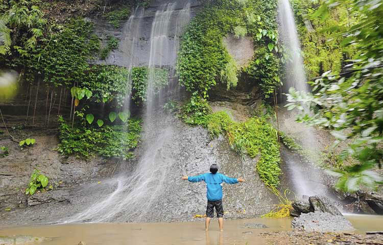 ঝর্ণার কাছে এসে ভ্রমণপিয়াসুরা খুঁজে পায় জীবনস্রোতে ছুটে চলার নতুন প্রেরণা। ছবি: এম মাঈন উদ্দিন